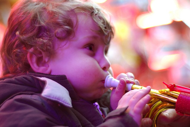 Petit Garçon Jouant La Trompette Enfant De Musique Instrument